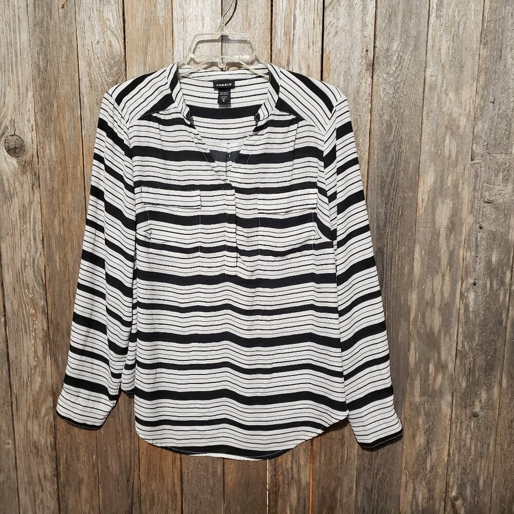 Torrid 0X Women's Top Blouse Black White Striped Long Sleeve V Neck  Henley Plus